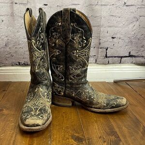 Circle G Black and Tan Heeled Boots